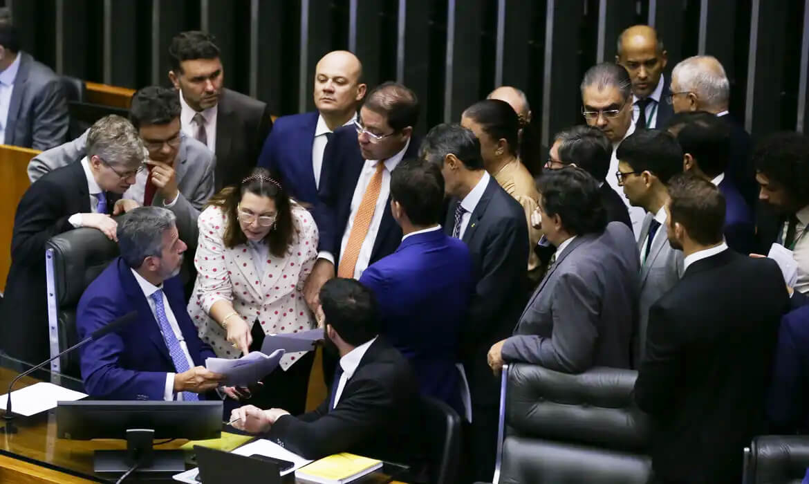 Capa PEC de corte de gastos é aprovada em dois turnos na Câmara