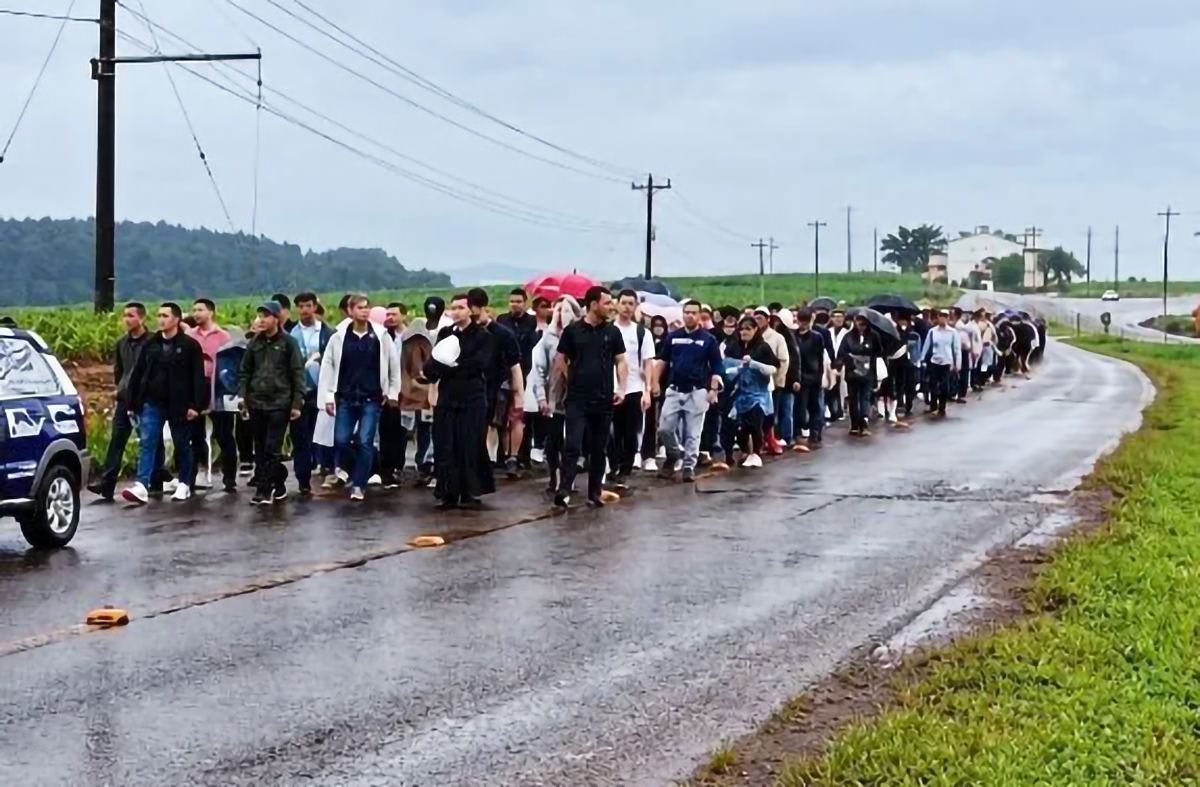 Capa Fiéis enfrentam chuva e neblina em tradicional Caminhada com Maria entre Vista Gaúcha e Tenente Portela