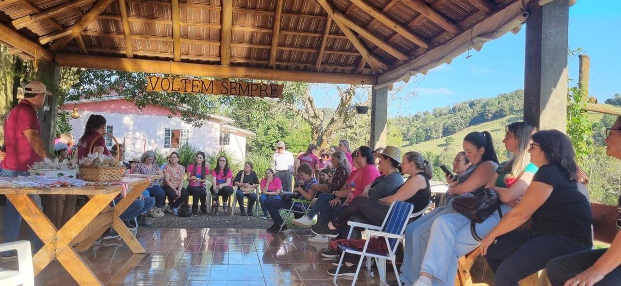 Capa Grupo de mulheres caiçarenses realizam passeio no Vale das Uvas