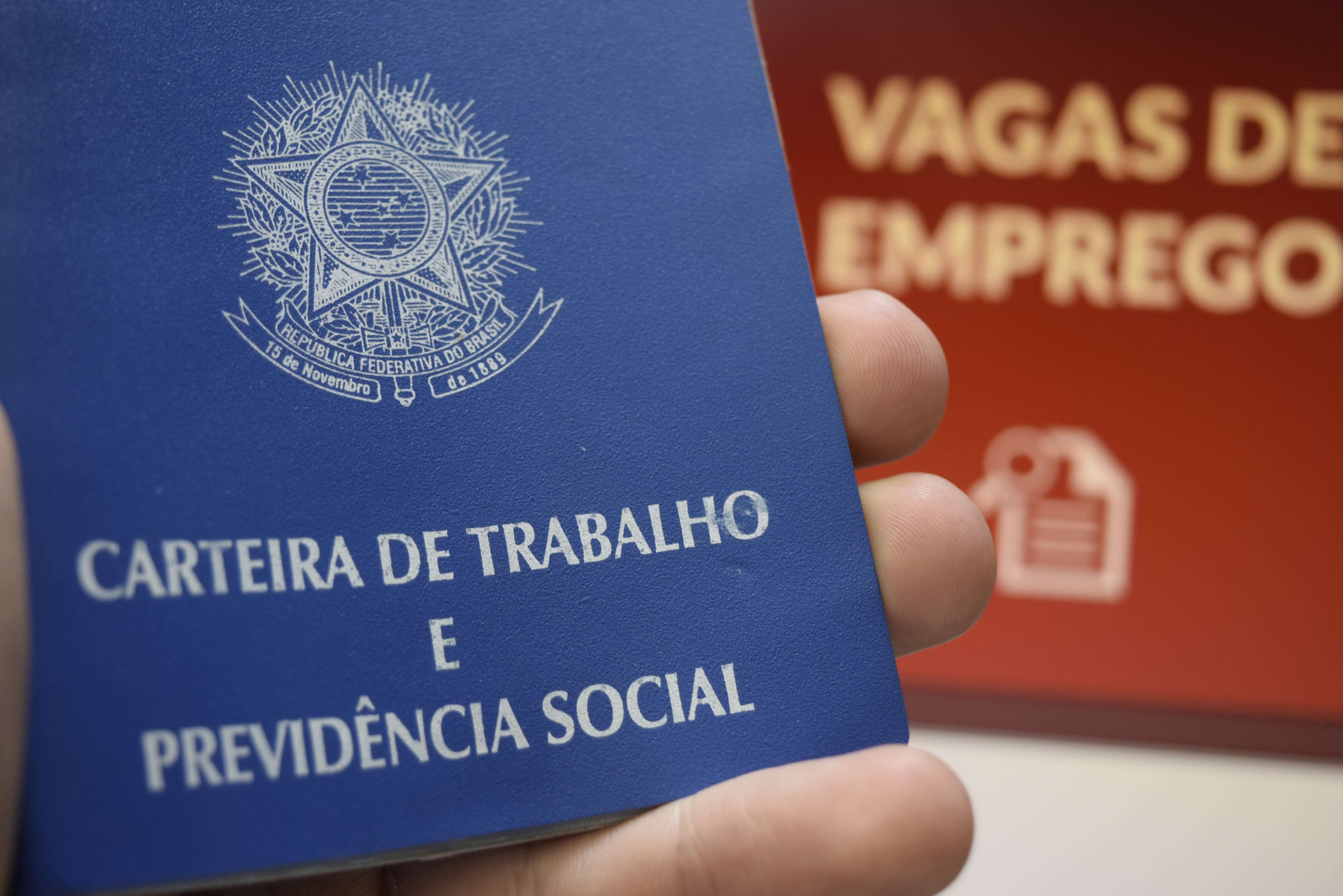 Capa Brasil gera 159 mil empregos com carteira assinada em outubro, diz Caged