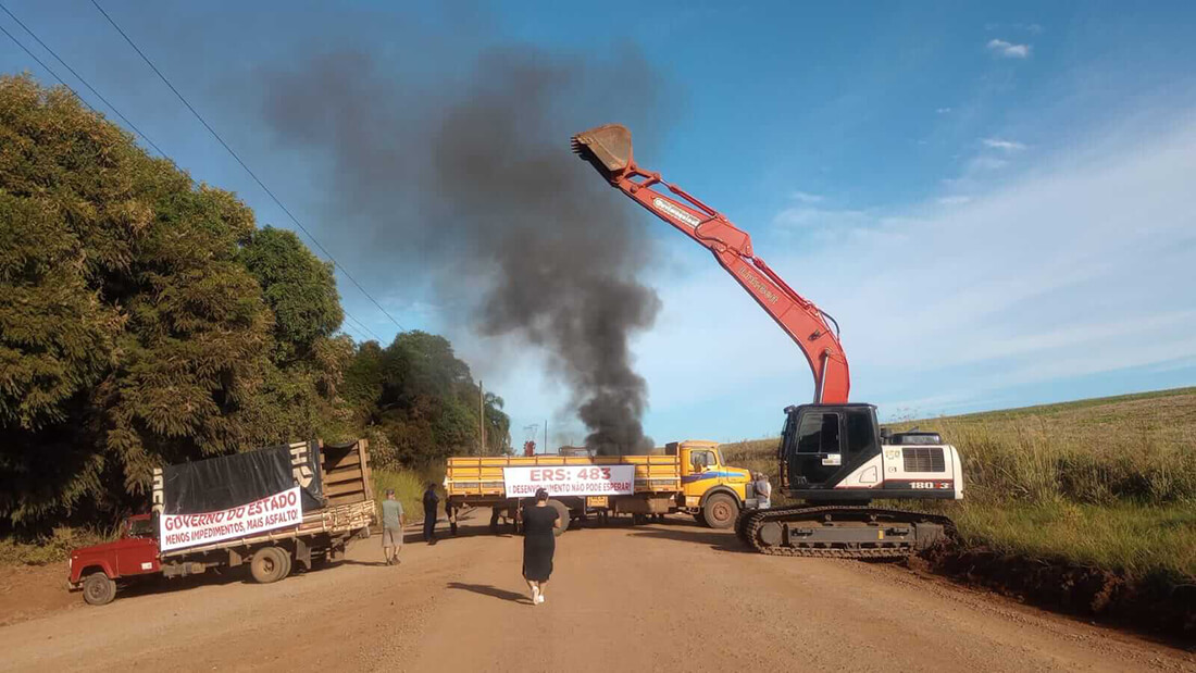 Capa Moradores bloqueiam a ERS-483 em protesto por asfalto entre Cruzaltense e Entre Rios do Sul