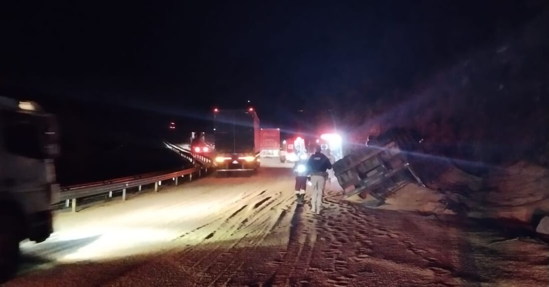 Capa Carreta carregada de soja tomba e obstrui tráfego na BR-386 em Marques de Souza
