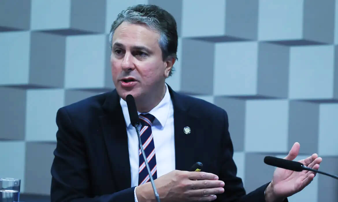 Capa Camilo Santana se posiciona contra teto de gastos para educação