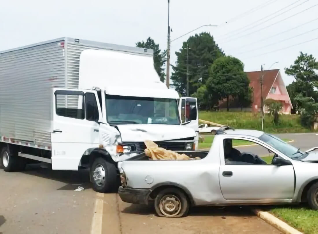 Capa Motorista de 100 anos morre em colisão entre carro e caminhão no Oeste de SC