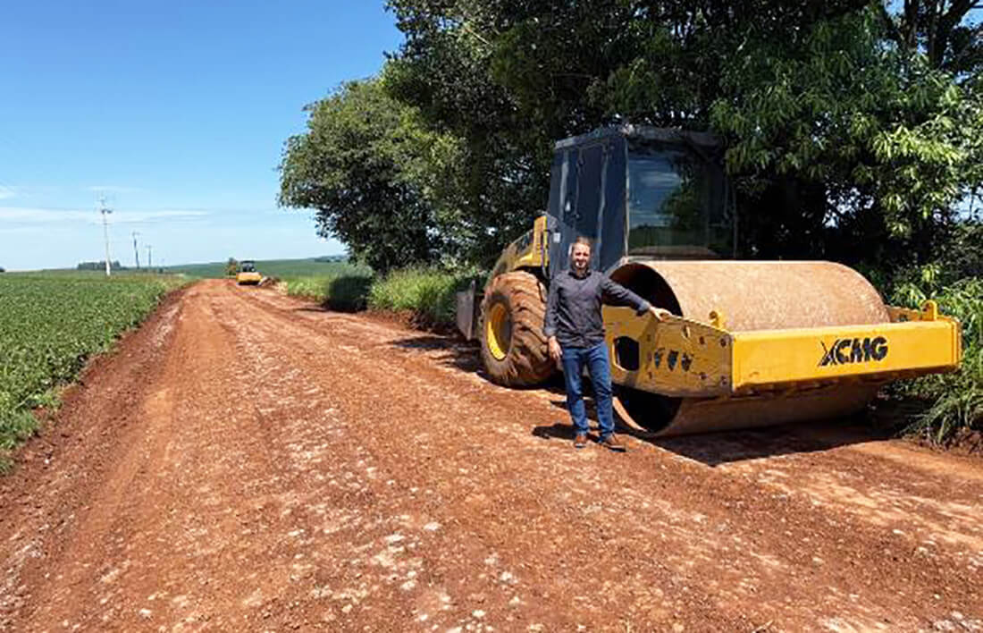 Capa Prefeito de Miraguaí acompanha obras de recuperação de estradas no interior