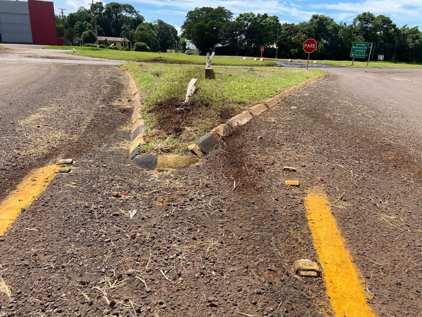 Capa Veículo colide no letreiro do trevo de acesso a Seberi