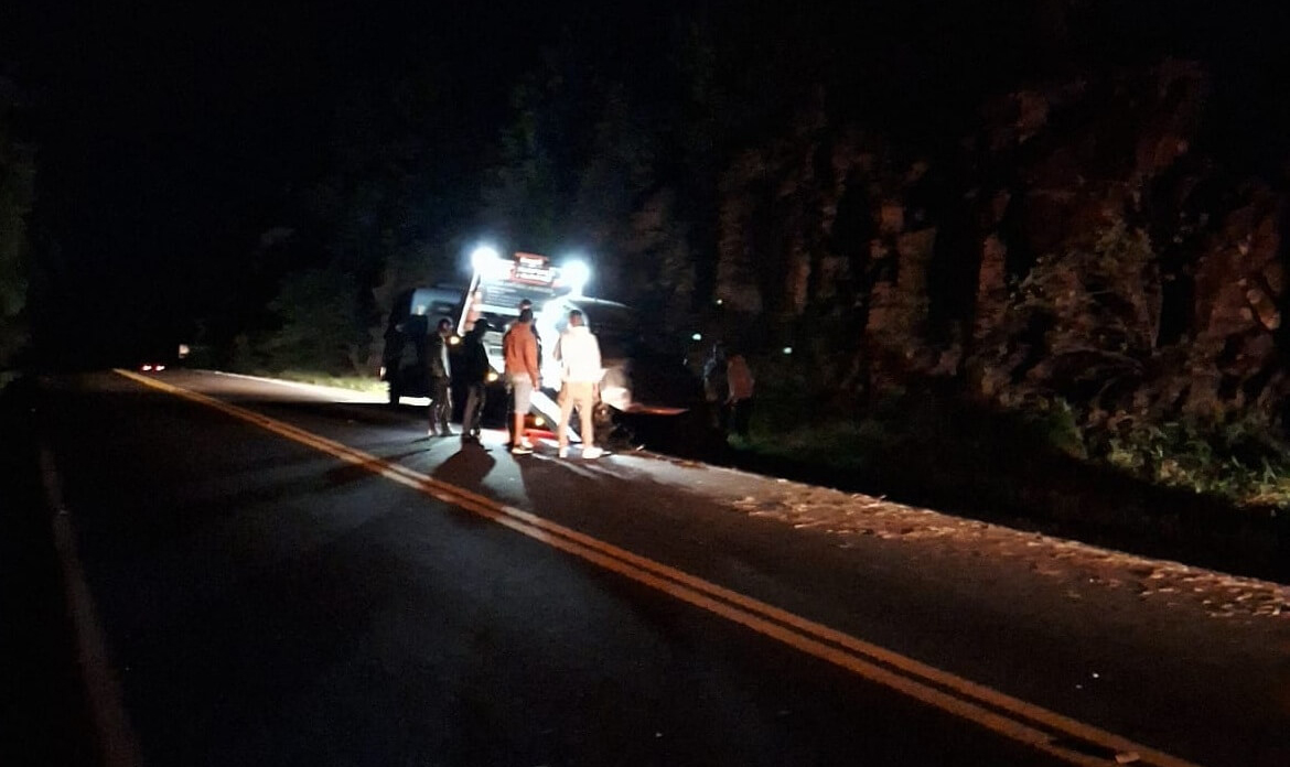 Capa Carro colide em paredão de pedras na RS-404, em Rondinha