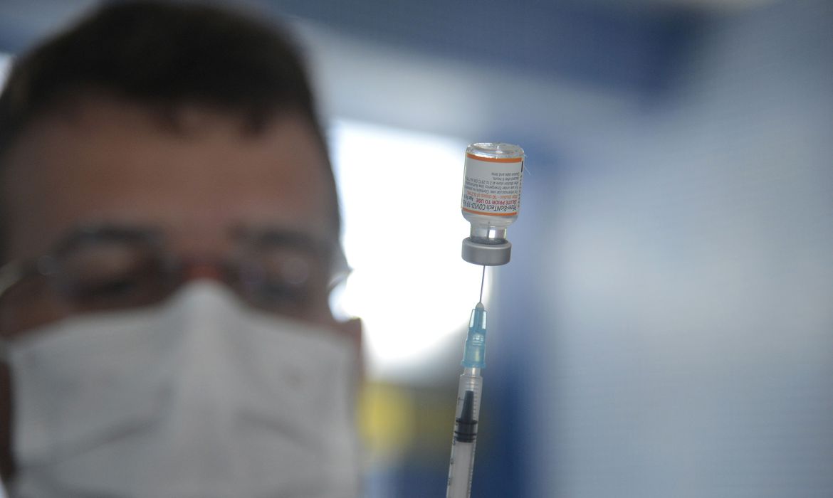 Capa Brasil começa a aplicar vacina bivalente contra covid-19