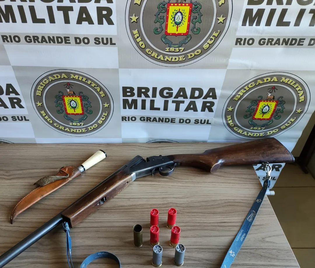 Capa Brigada Militar prende homem por porte ilegal de arma de fogo
