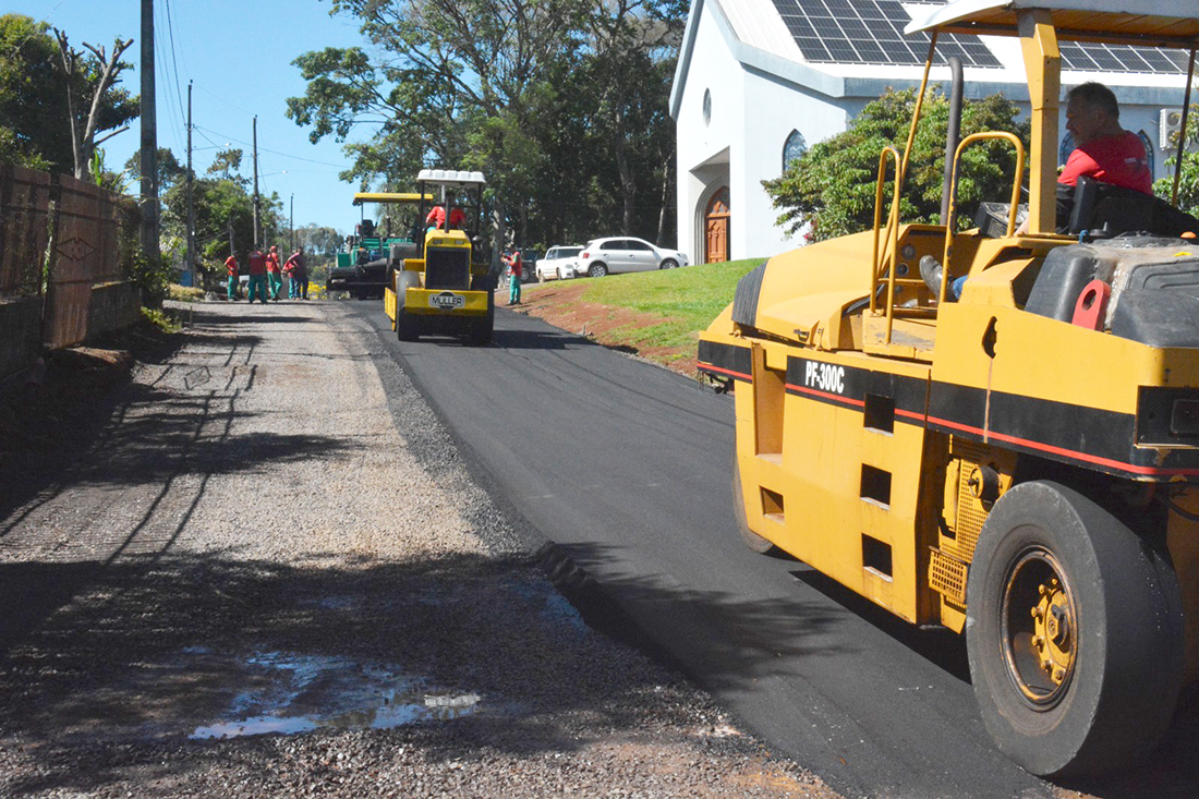 Capa Prefeitura de FW retoma obras de pavimentação no bairro AVAMAU