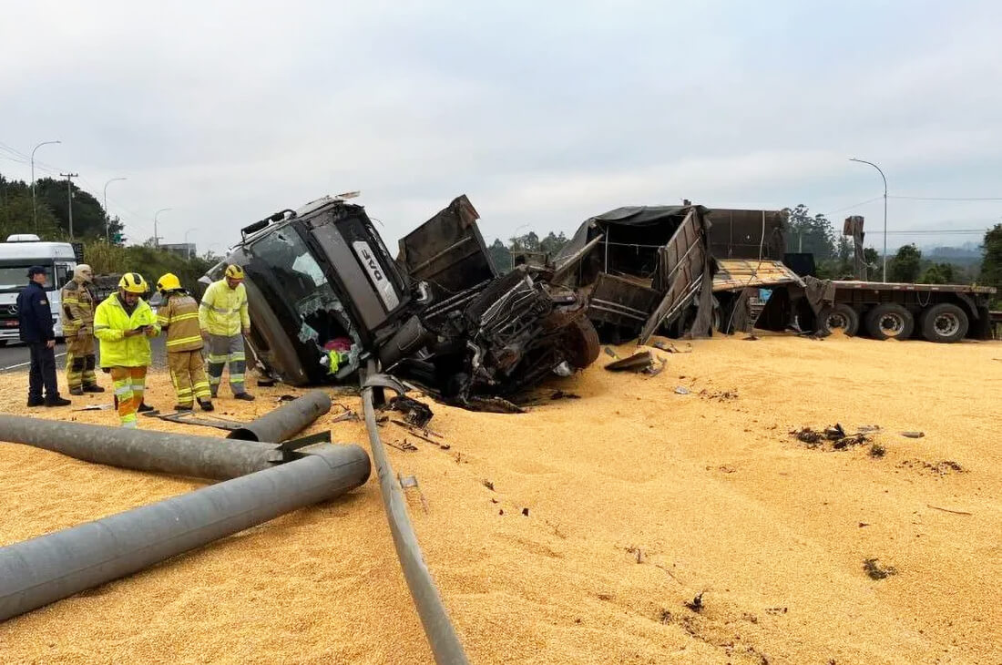 Capa Motorista de carreta de Rodeio Bonito fica gravemente ferido após tombar na BR-386