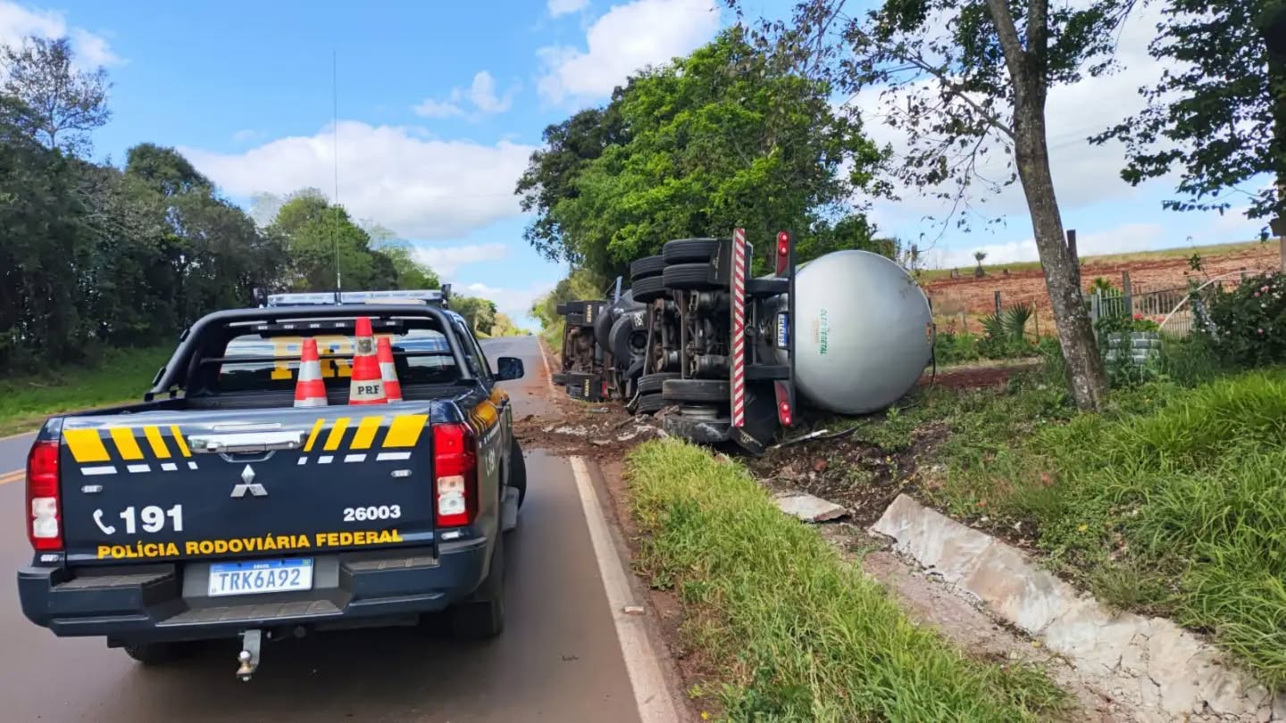 Capa Caminhão carregado com óleo vegetal tomba na BR-285 em Vitória das Missões
