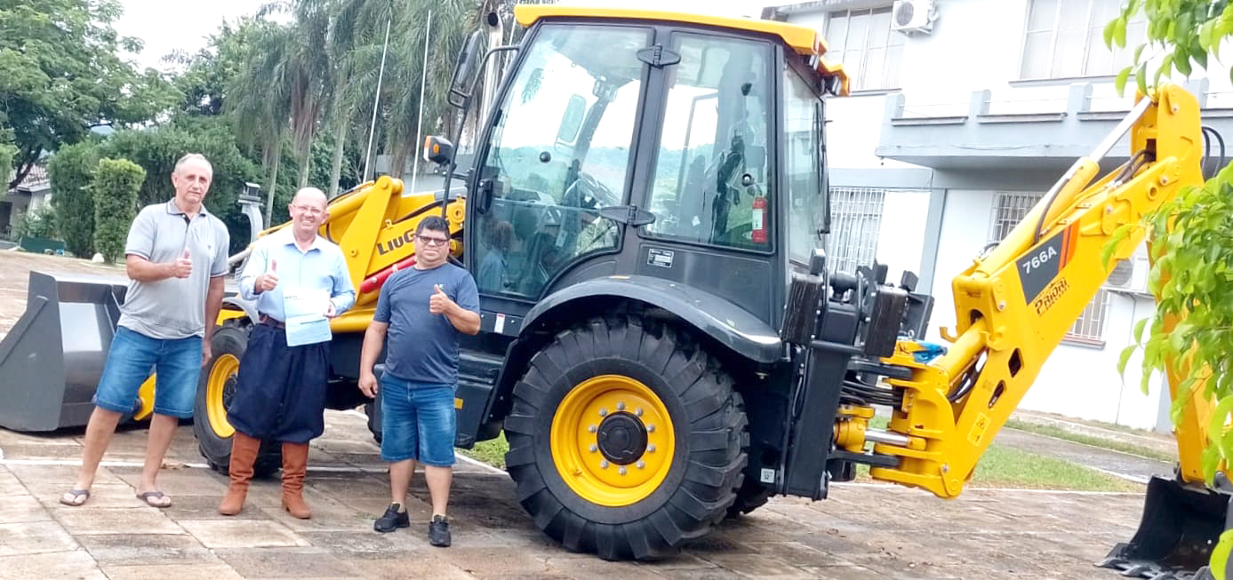 Capa Iraí recebe nova retroescavadeira para fortalecer infraestrutura rural