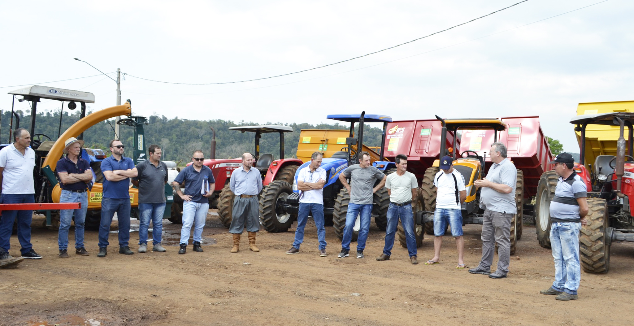 Capa Administração Municipal de Iraí entrega equipamentos e máquinas para associações