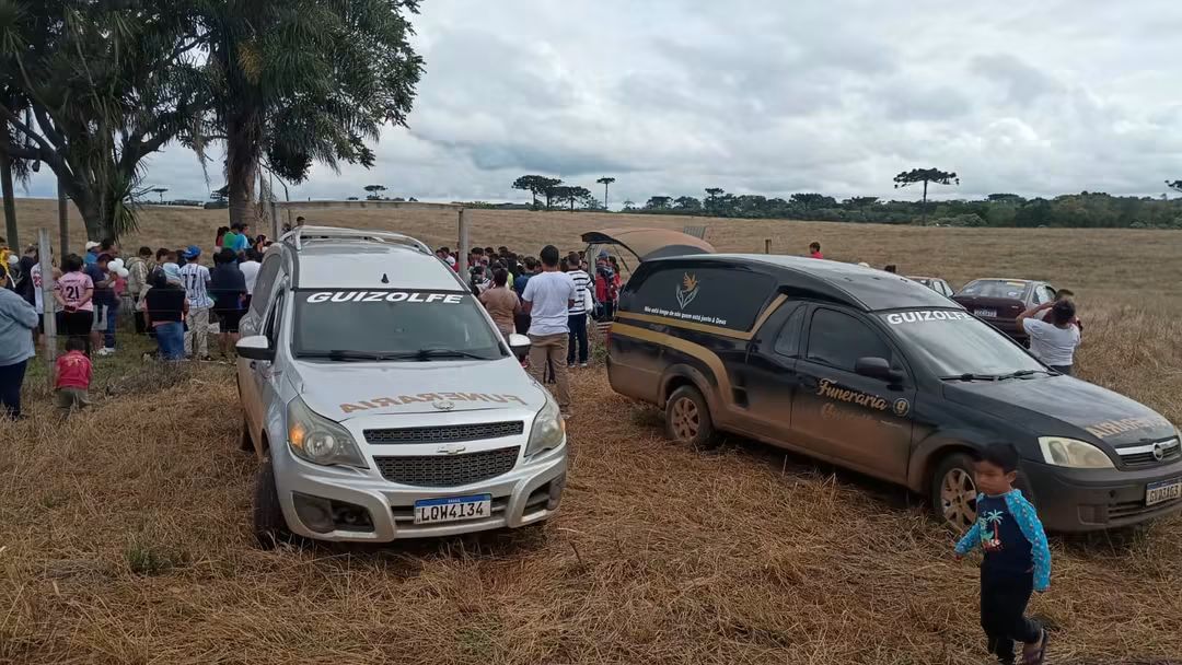 Capa Multidão acompanha sepultamento de indígenas mortos em conflito na Terra Indígena de Votouro