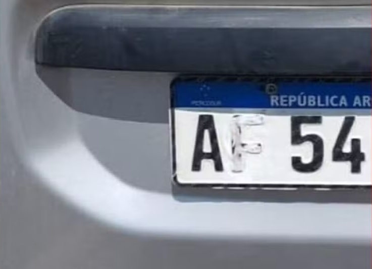 Capa Argentino é flagrado com placa adulterada no RS e alega que chiclete cobriu letra, diz PRF
