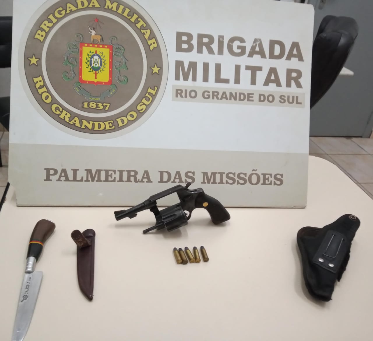 Capa BM prende homem por porte ilegal de arma de fogo em Palmeira das Missões