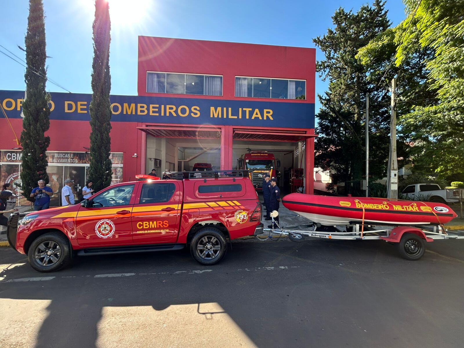 Capa Bombeiros recebem viatura e bote para salvamentos