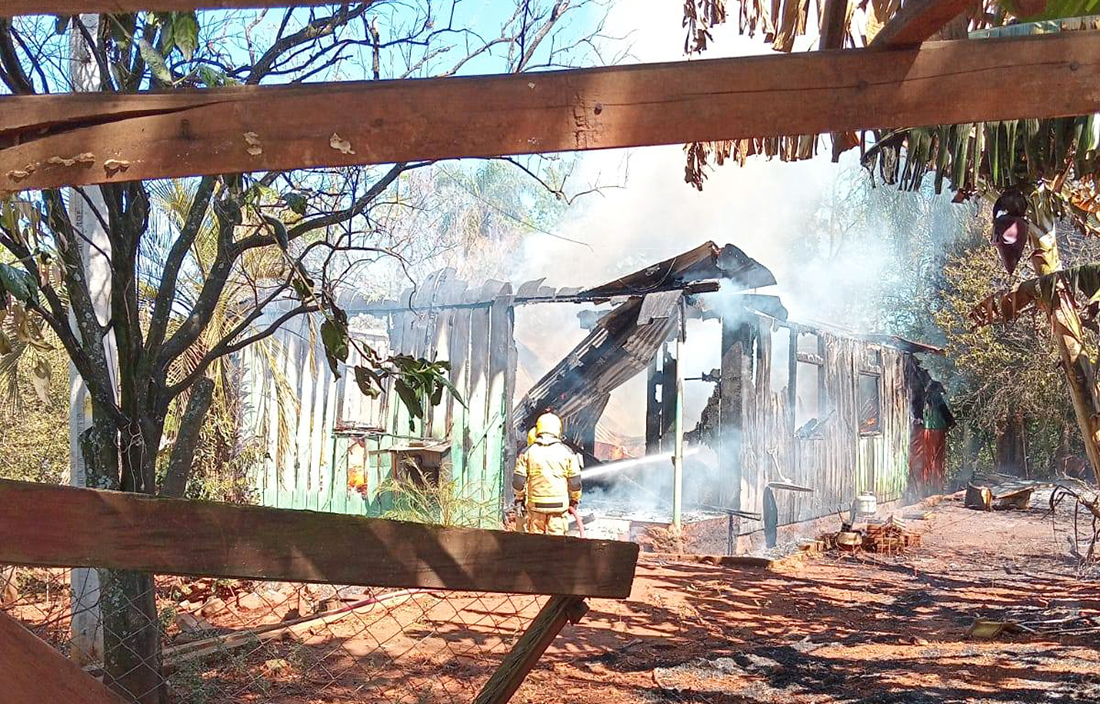 Capa Incêndio destrói casa e deixa mãe e filho desalojados em Três Passos