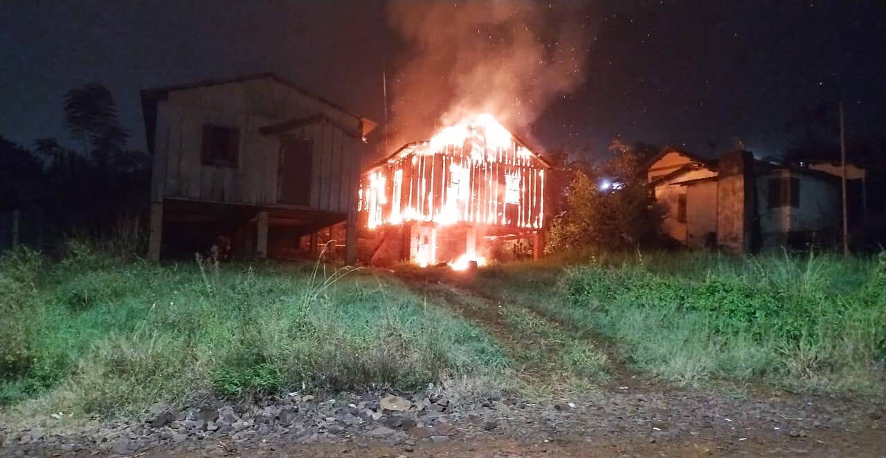 Capa Incêndio atinge residência em Barra do Guarita durante a madrugada