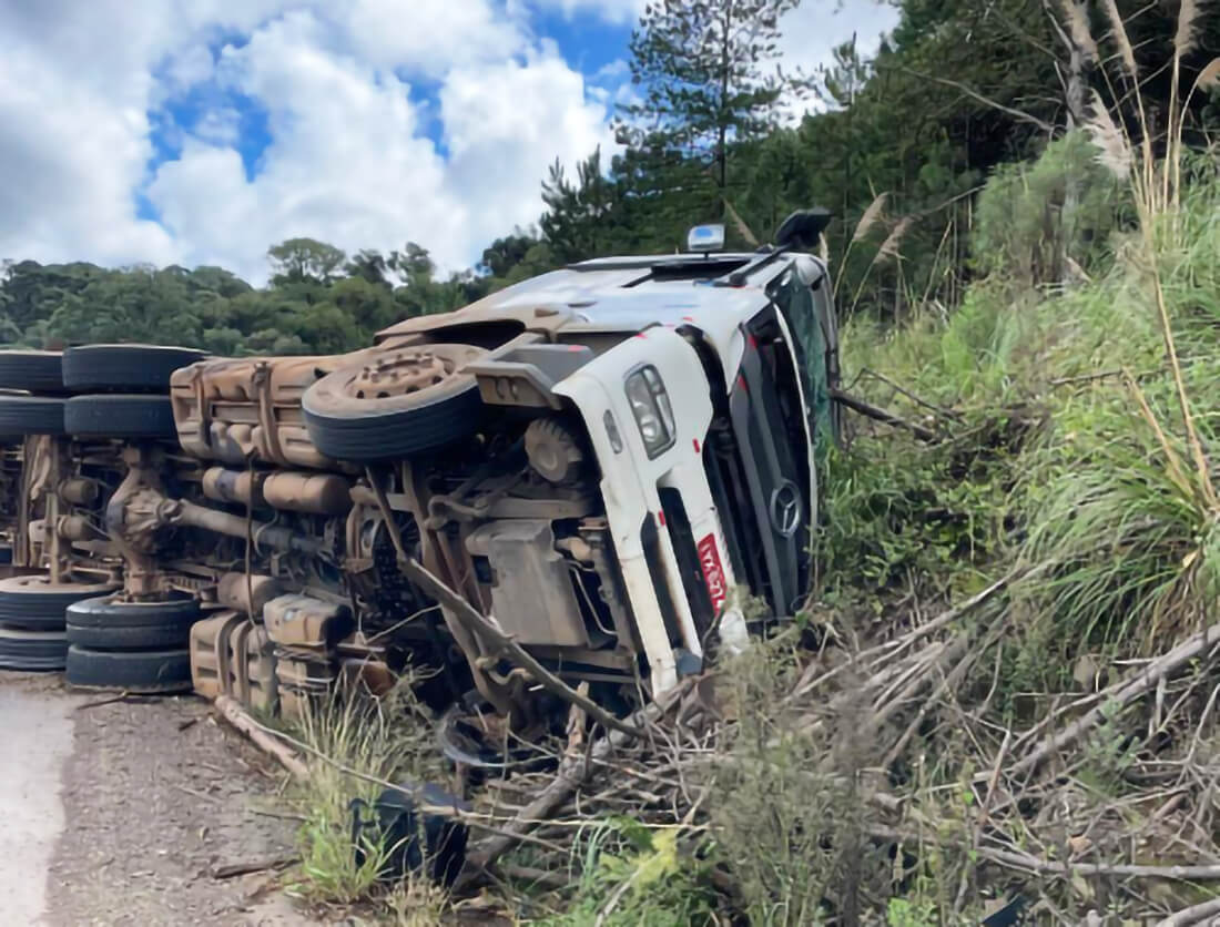 Capa Carreta de Três Passos tomba em rodovia de Santa Catarina