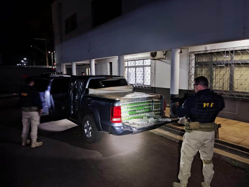 Capa PRF prende contrabandista com carga de cigarros em Roque Gonzales