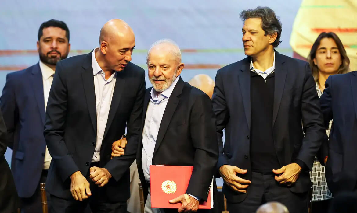 Capa Lula defende isenção do imposto de renda para quem ganha até R$ 5 mil