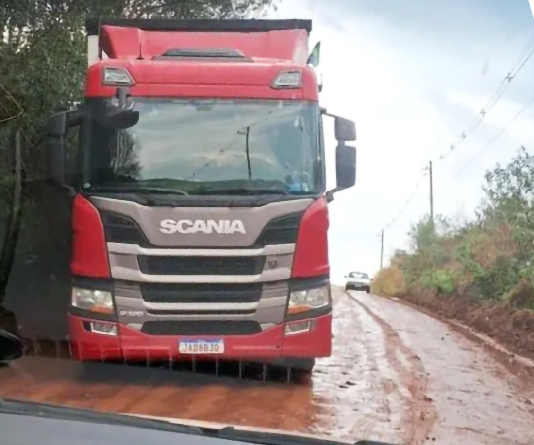 Capa Caminhão sai da pista e bloqueia parcialmente estrada vicinal entre Coronel Bicaco e Campo Novo