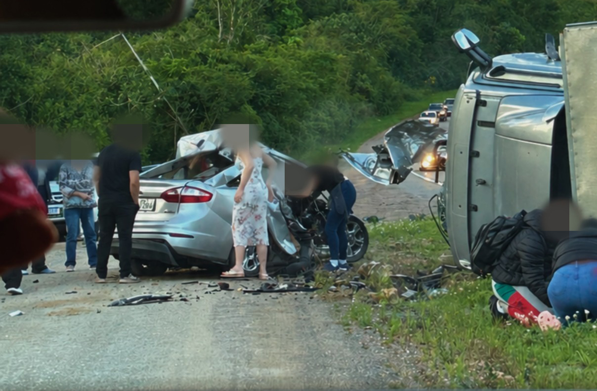 Capa Grave colisão entre carro e caminhão deixa quatro mortos e criança gravemente ferida em SC