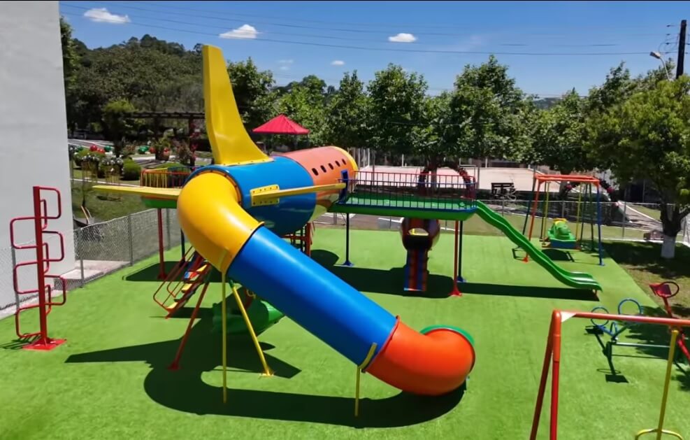 Capa Novo Tiradentes investe em playground em forma de avião