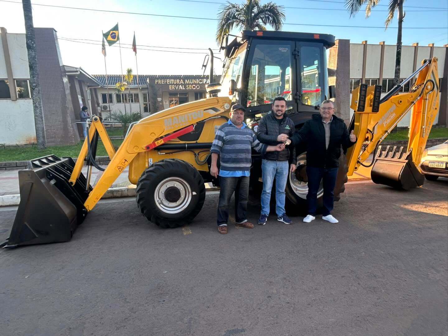 Capa Prefeitura de Erval Seco recebe retroescavadeira adquirida com recursos próprios