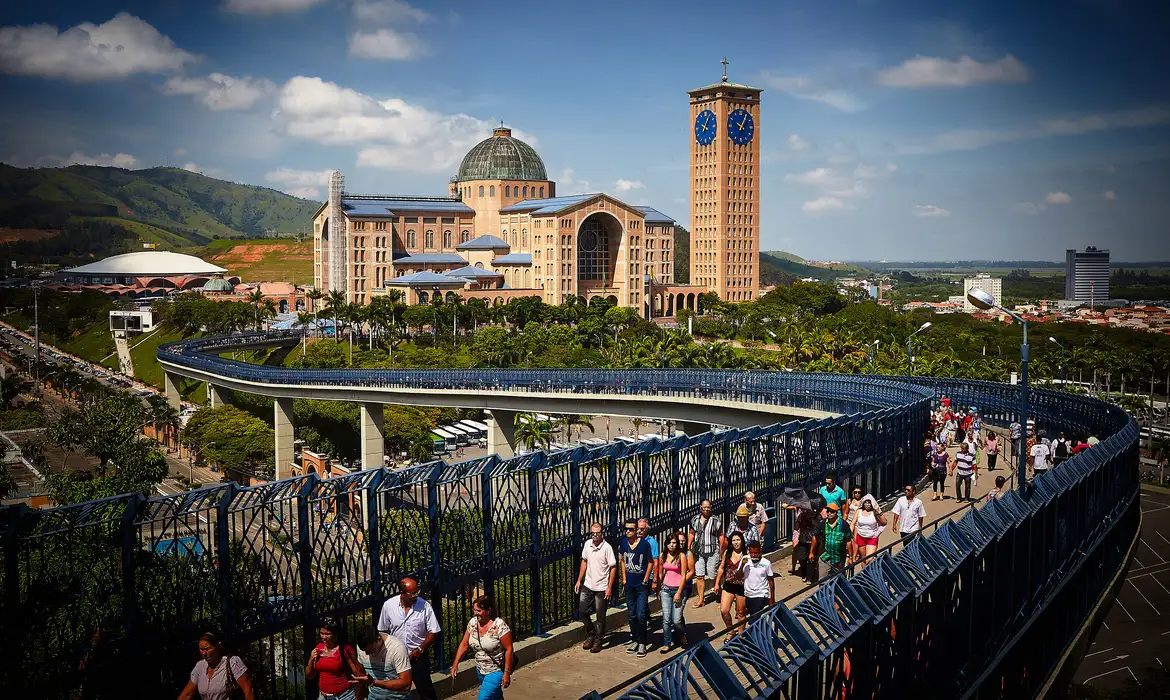 Capa Arcebispo de Aparecida pede desarmamento e atenção aos pobres