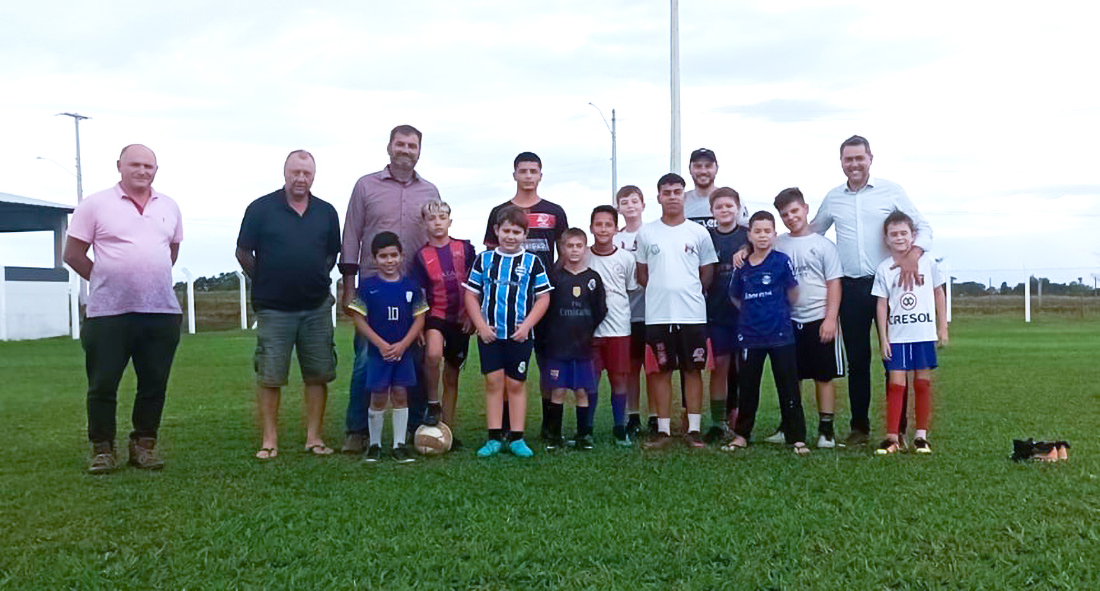 Capa Escolinha de Futebol de Campo ensina o esporte a crianças e adolescentes de Caiçara