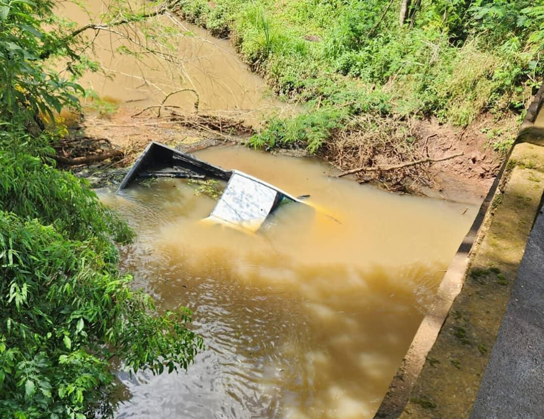 Capa Carro sai da pista e cai no Rio Tigre na ERS-406 em Nonoai