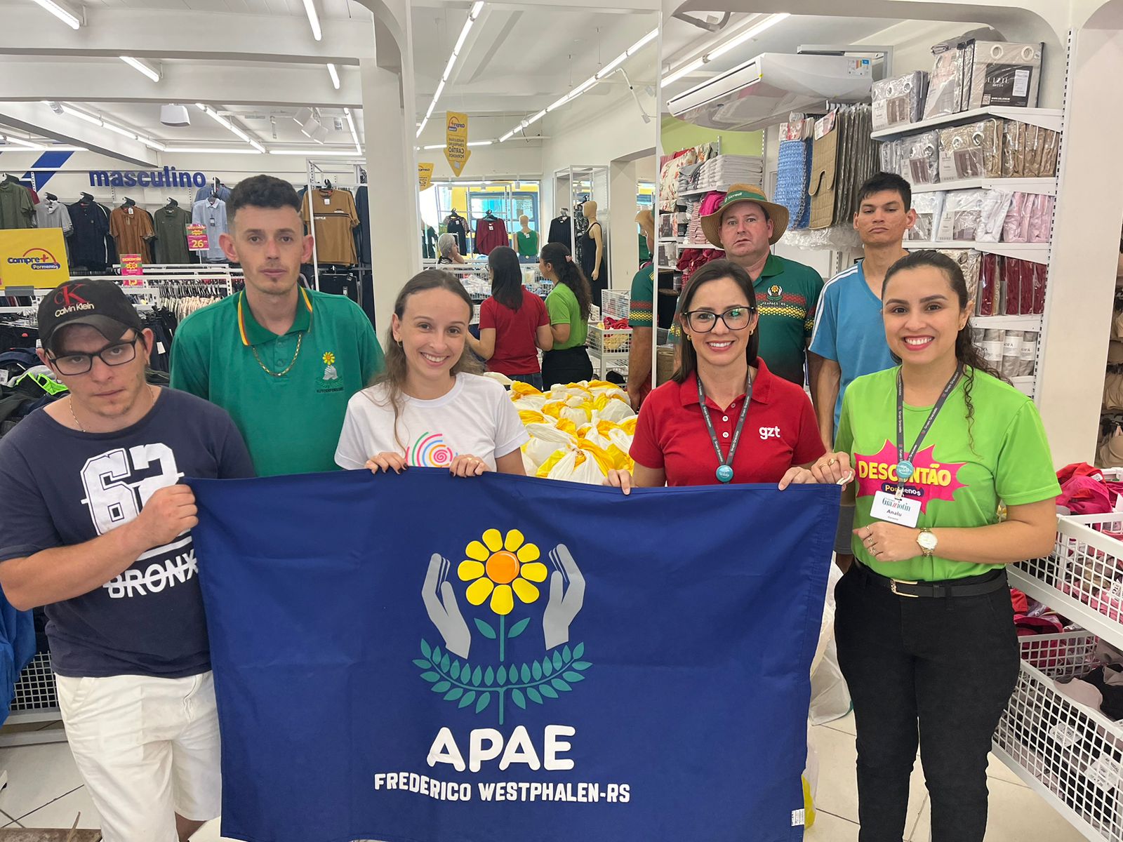 Capa Grupo Grazziotin entrega 66 cestas básicas à APAE de FW em mais uma edição do 'Projeto Compra Solidária'