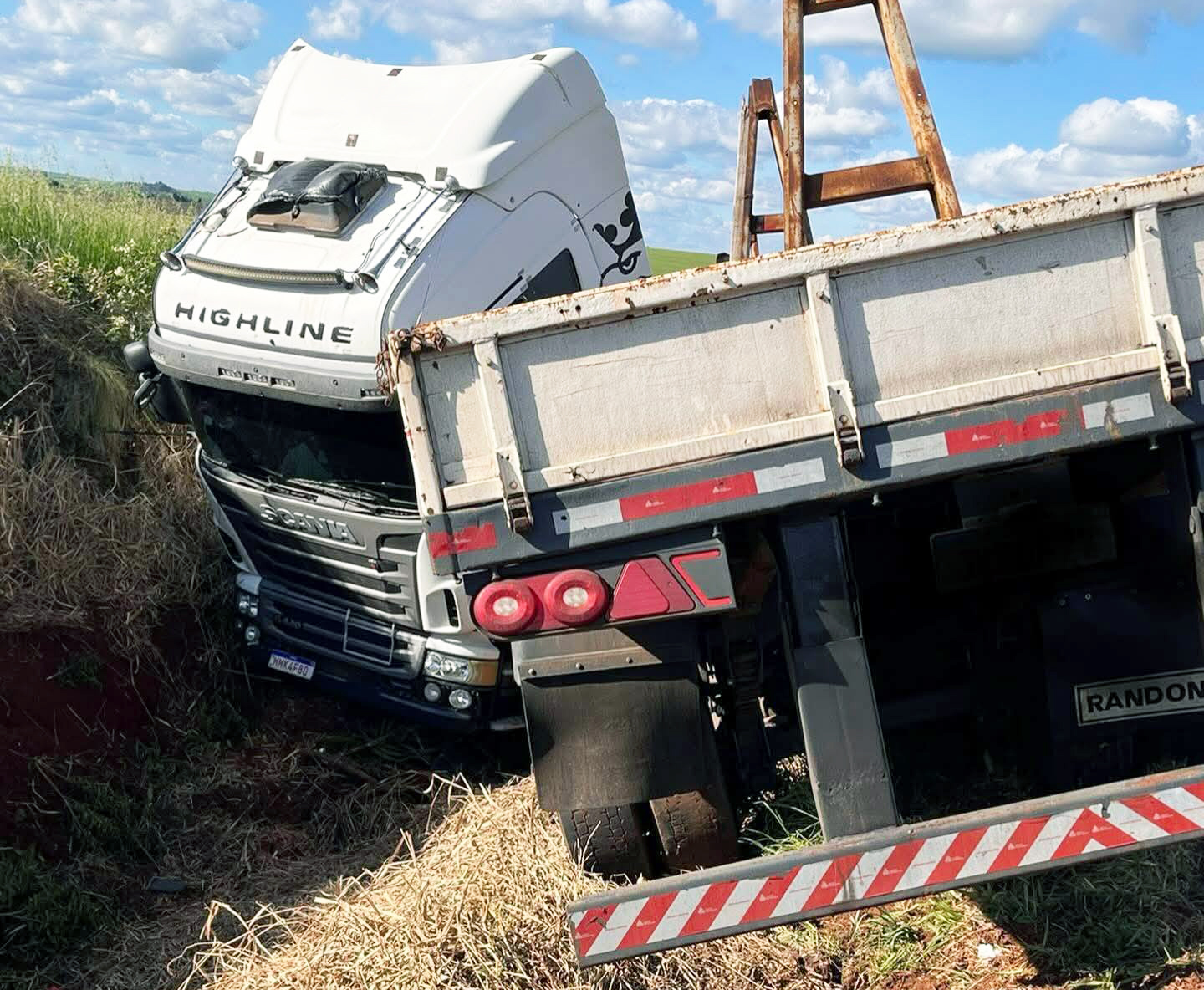 Capa Carreta sai da pista na BR-468 em Coronel Bicaco