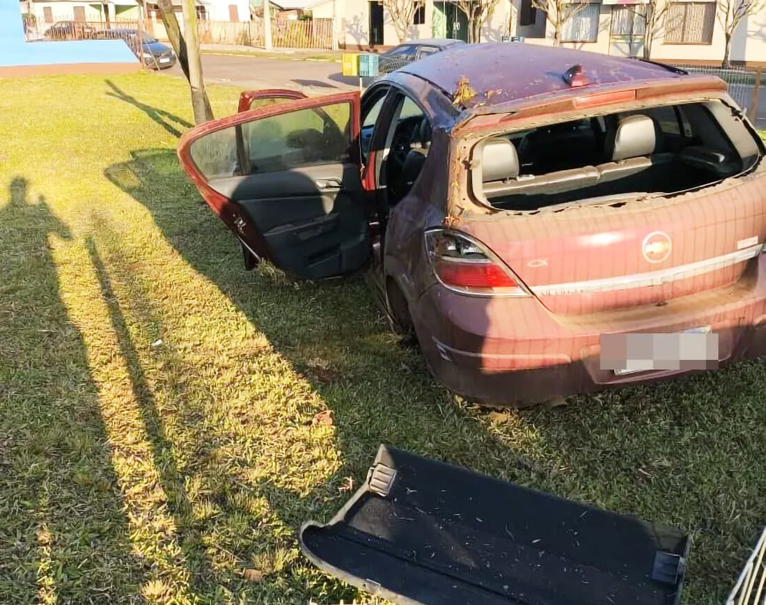 Capa Carro bate em outdoor após motorista perder o controle em Erval Seco