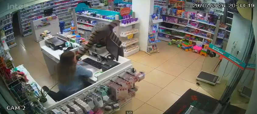 Capa Farmácia é assaltada no Centro de Chapada; câmeras registram ação do criminoso