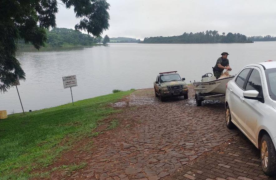 Capa 3º BABM apreende barco e materiais utilizados na pesca ilegal em Entre Rios do Sul