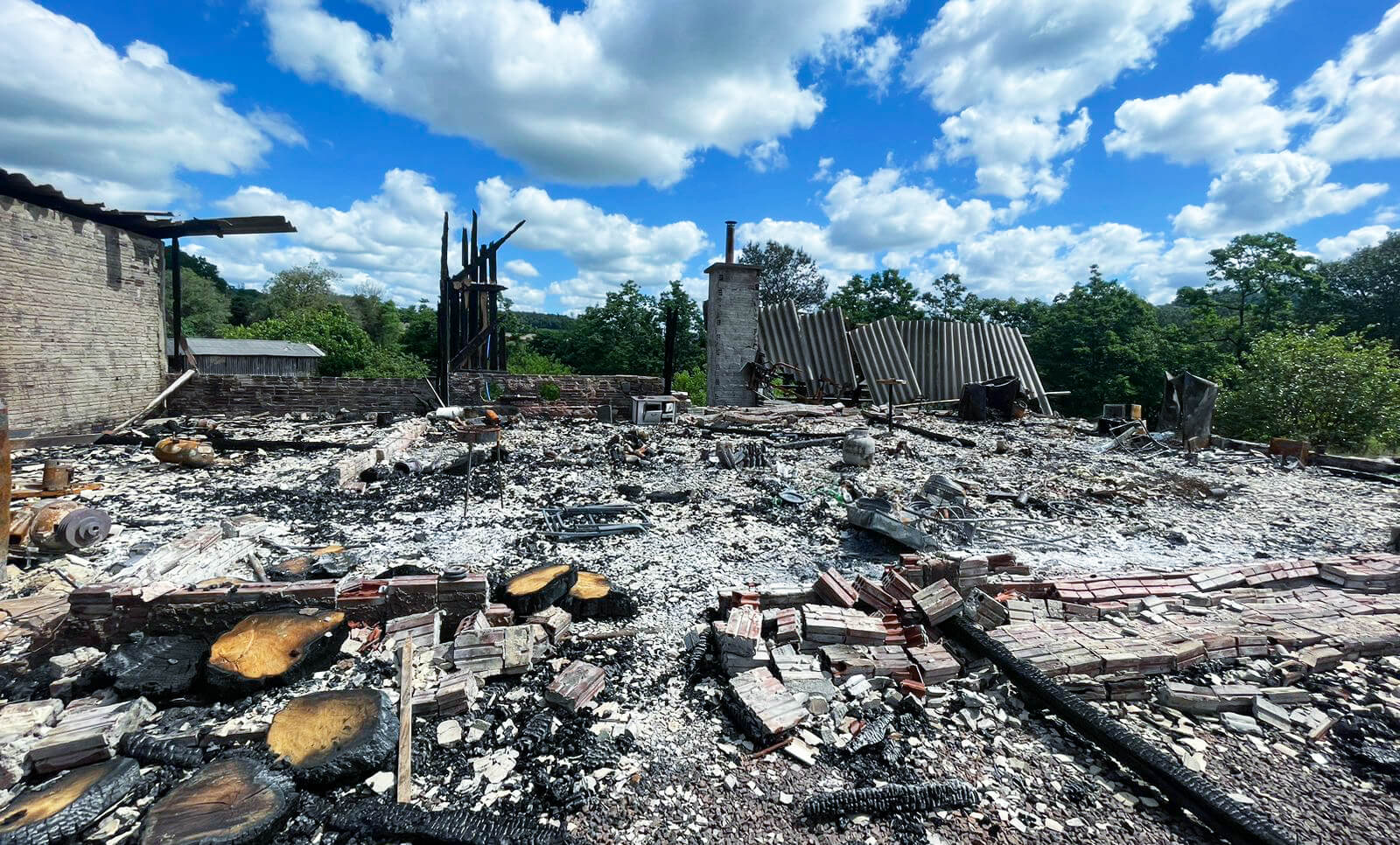 Capa Após perder tudo em incêndio, casal frederiquense pede ajuda
