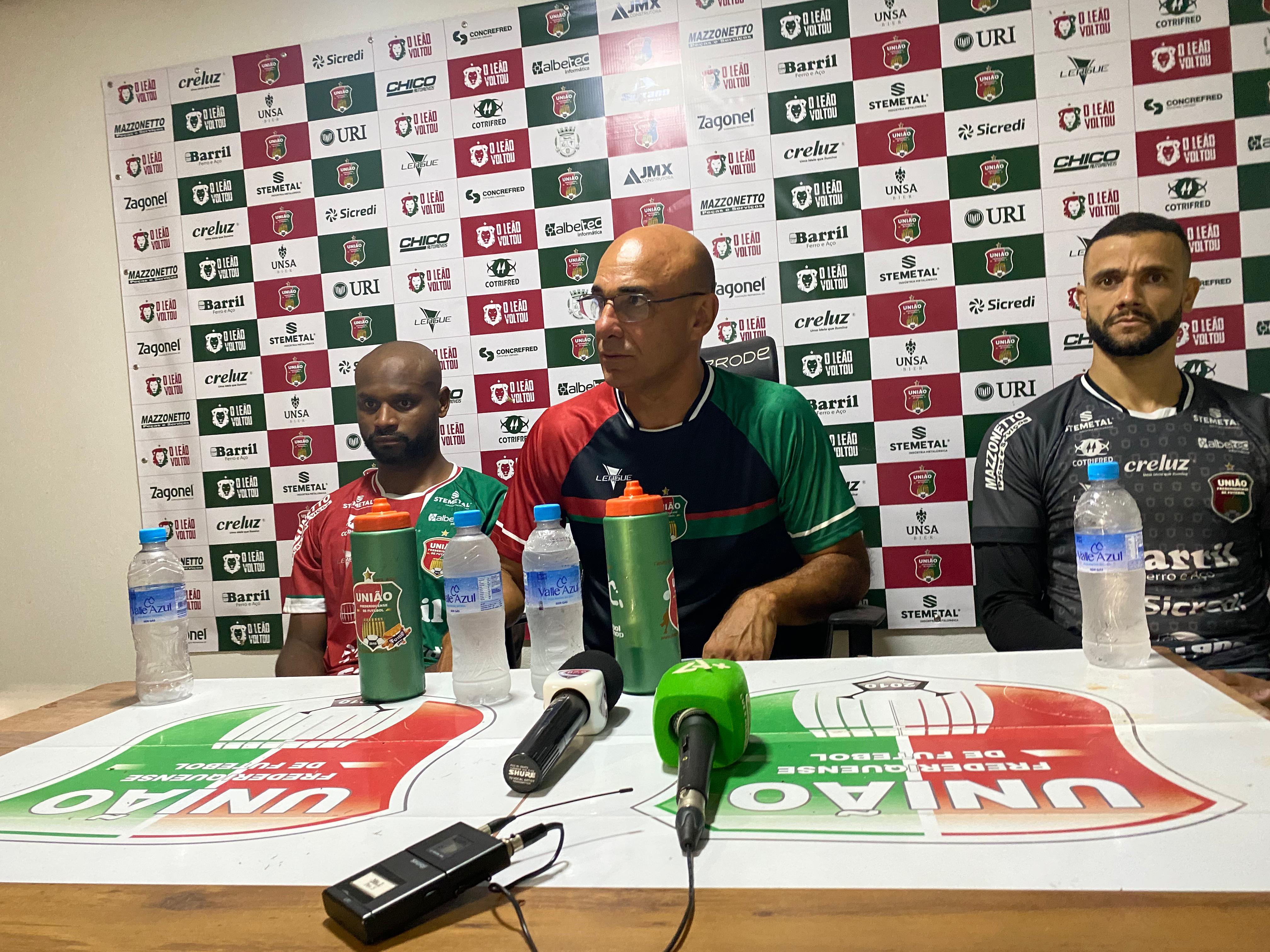 Capa Hélio Vieira não é mais técnico do União Frederiquense