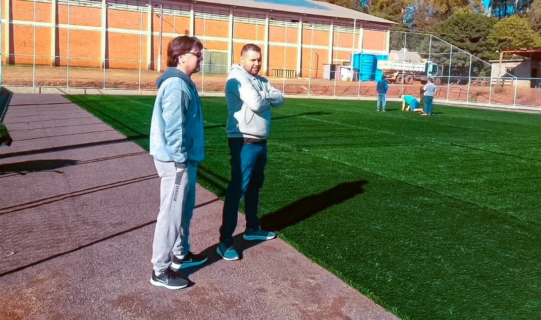 Capa Palmeira das Missões: Secretaria de Esporte acompanha instalação de grama sintética em quadra esportiva