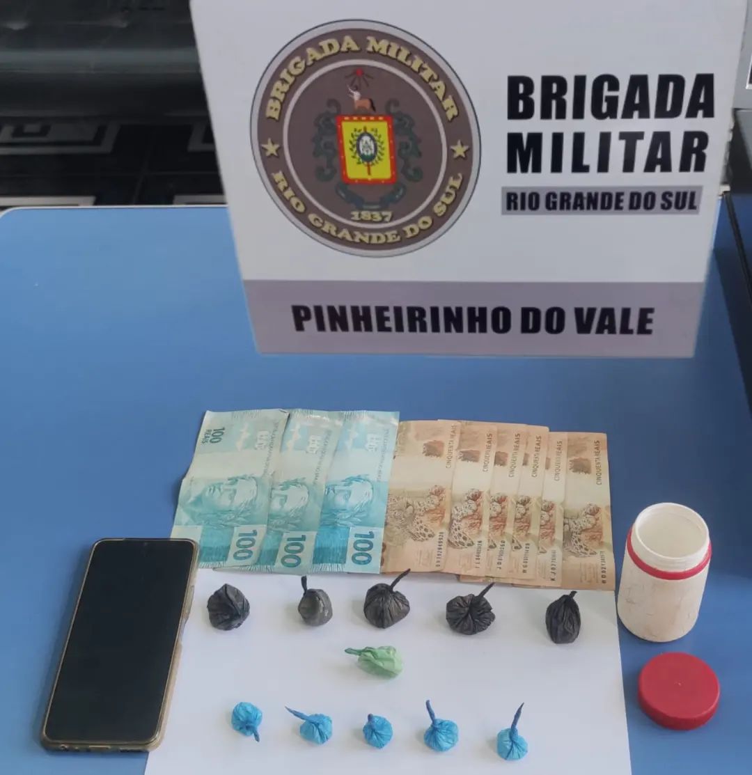 Capa BM prende jovem por tráfico de drogas em Pinheirinho do Vale