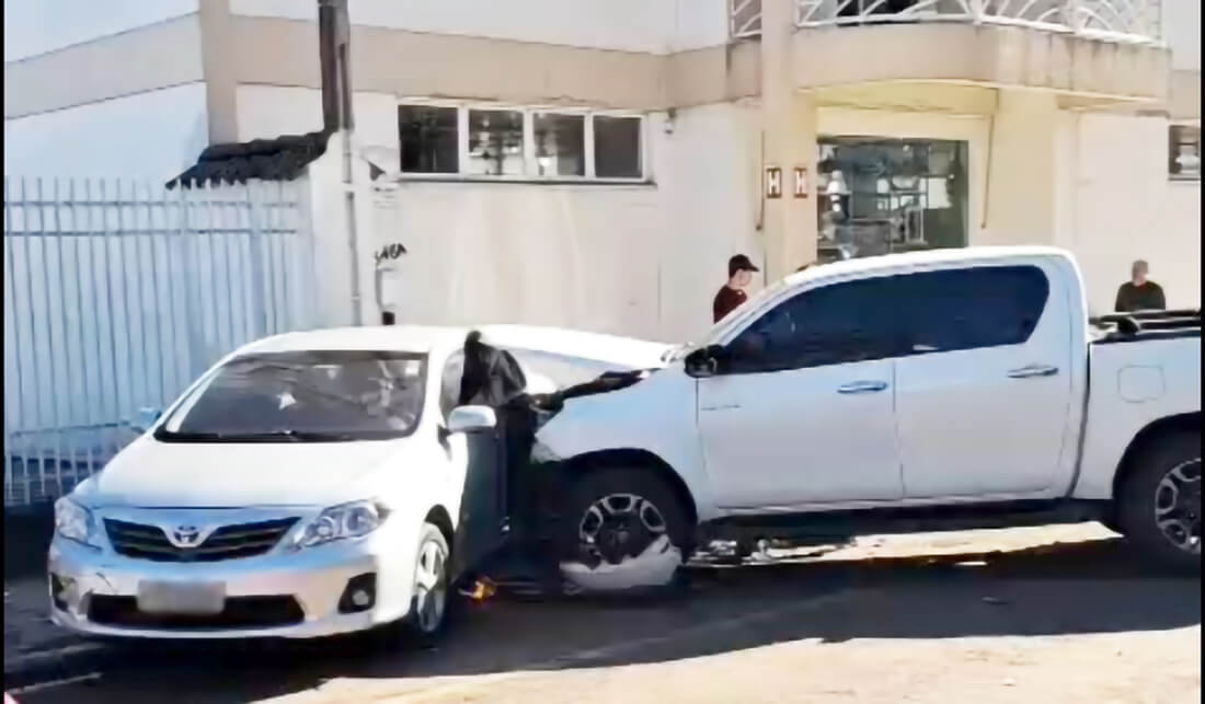 Capa Roubo de caminhonete termina em colisão múltipla e prisão de suspeito no Centro de Frederico Westphalen