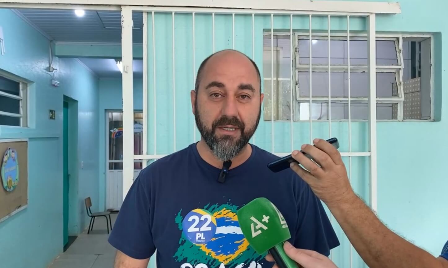 Capa Candidato à prefeitura de Frederico Westphalen, Ricardo Favin, realiza seu voto na Escola da Linha 21 de Abril