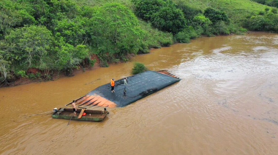 Capa Balsa vira e caminhão afunda, entre SC e RS, durante travessia no rio Uruguai