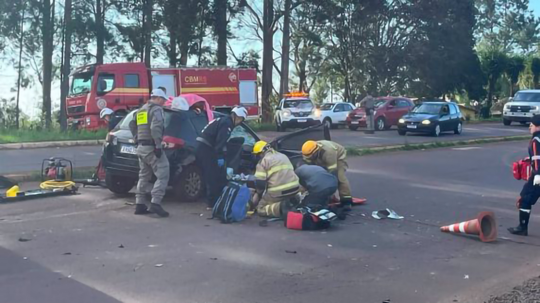 Capa Colisão entre carro e caminhão deixa três pessoas em Nonoai