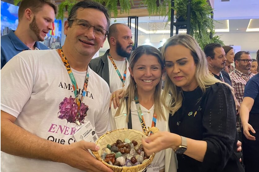 Capa Ametista do Sul: Ministra do Turismo, Daniela Carneiro visita estande