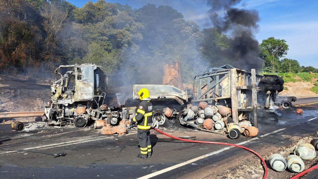 Capa Caminhão carregado com botijões de gás pega fogo após acidente na BR-386