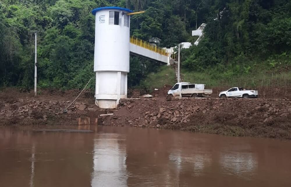 Capa Iraí: estação de bombeamento de água volta a operar junto ao Rio do Mel